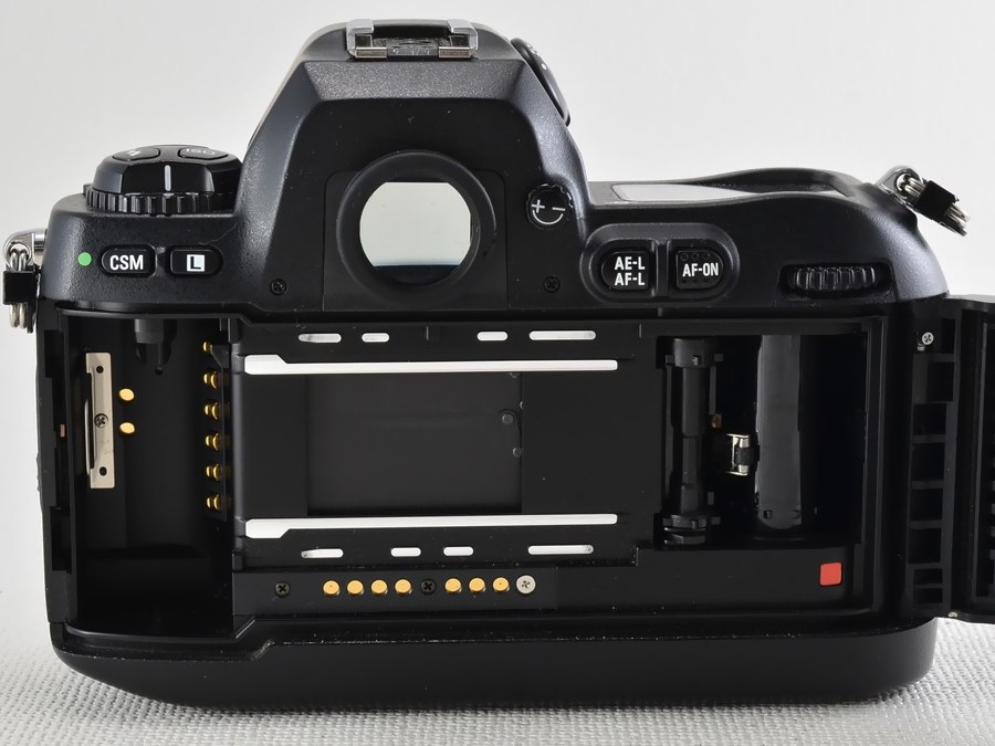Nikon F100／コンパクトなボディに高性能を詰め込んだF5の弟分