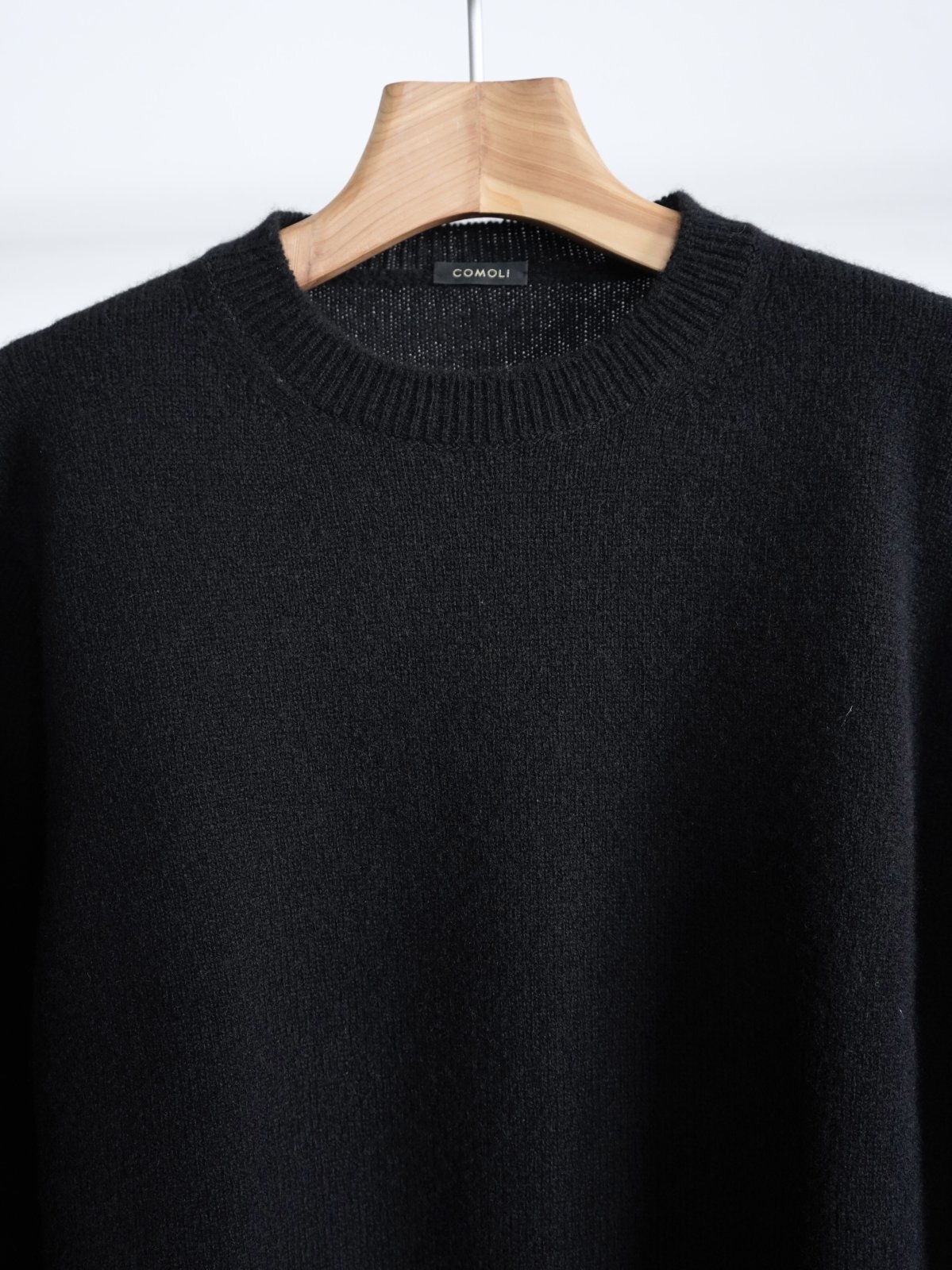 COMOLI」ラムズウールクルーネックニット
