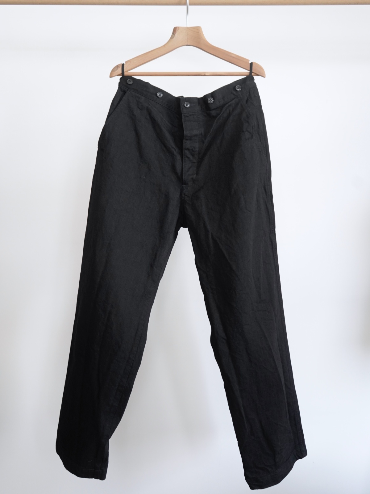 COMOLI」デニムオーバーパンツ