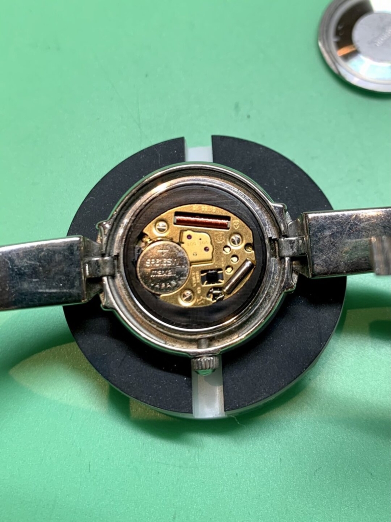 GUCCI(グッチ) 1400L バングルウォッチの電池交換、承りました