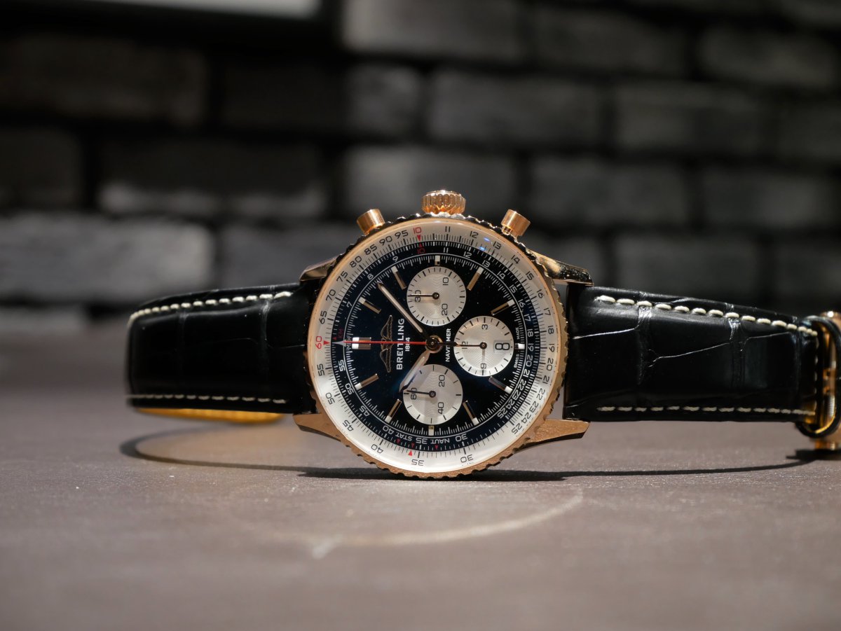 腕馴染みの良い18Kレッドゴールドが高級感を引き立てるナビタイマーを