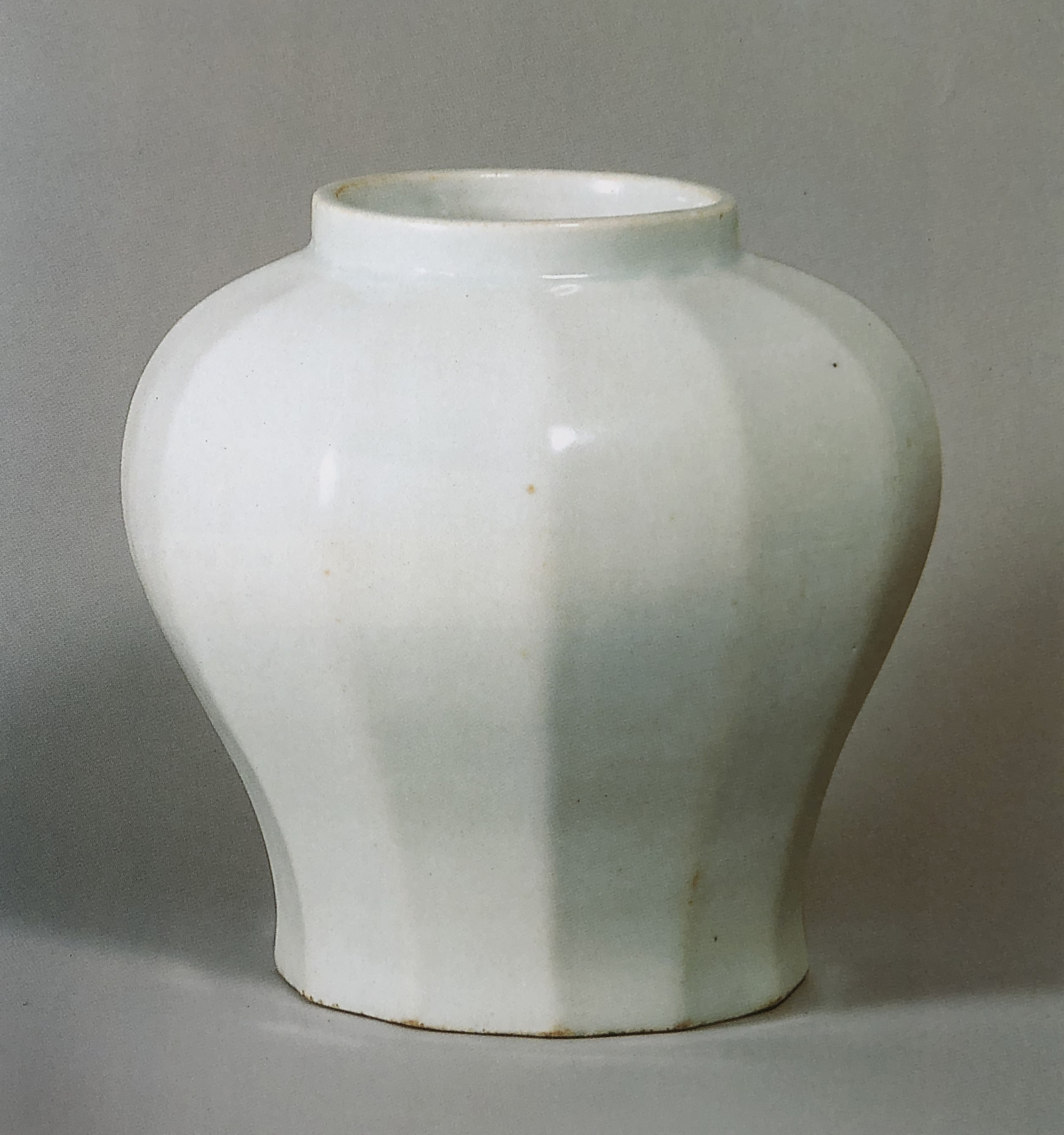 李朝白磁鉄絵面取徳利 李朝白磁鉄絵面取徳利