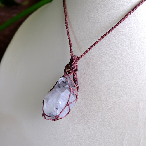 ガネーシュヒマール産 ヒマラヤ水晶原石 マクラメ編みペンダント