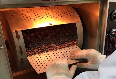 まだ目覚めていない香りを引き出す、カカオ豆の選別と焙煎 | カカオ