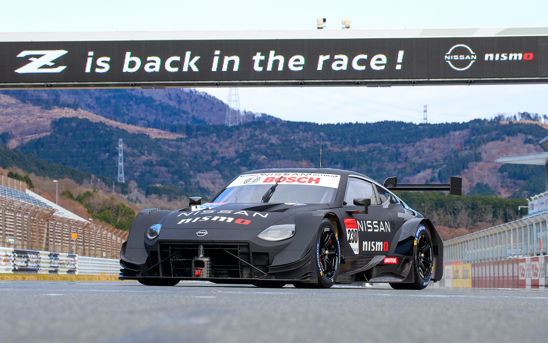 新型GTマシン「Nissan Z GT500」が富士スピードウェイ走行姿を披露