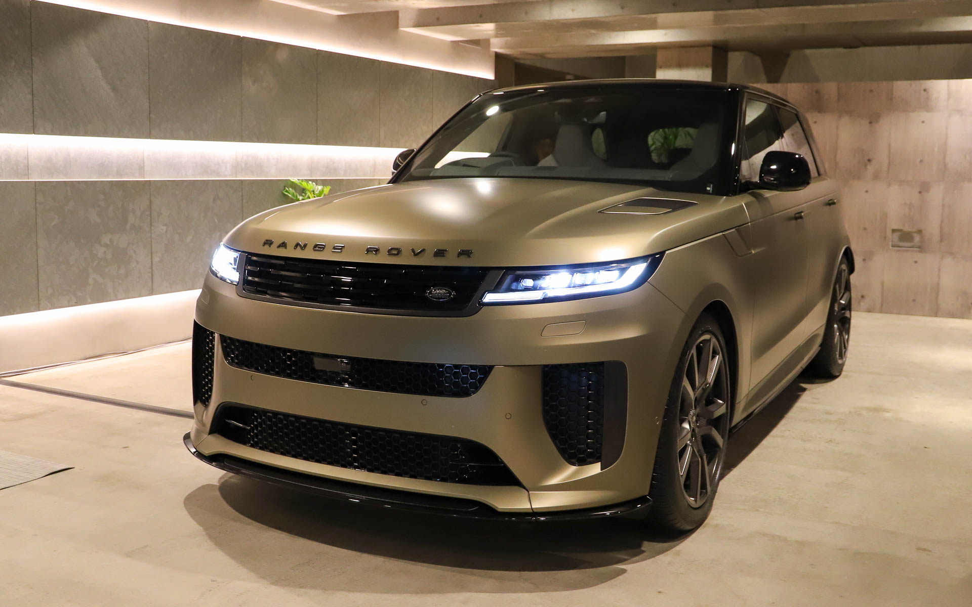 ランドローバー、「レンジローバー スポーツ SV」の実車にいち早く触れ