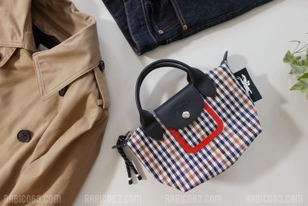 普段使いに◎ロンシャンのミニバッグ『ルプリアージュXS』のサイズ感