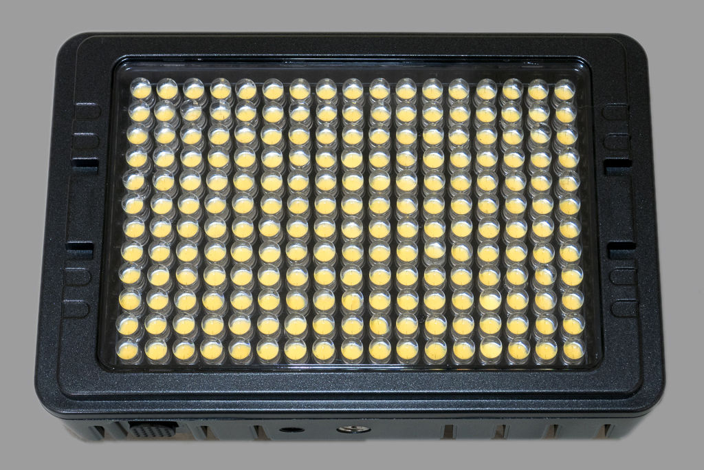 UTEBITのLEDビデオライトを導入してみた - 記憶は人なり