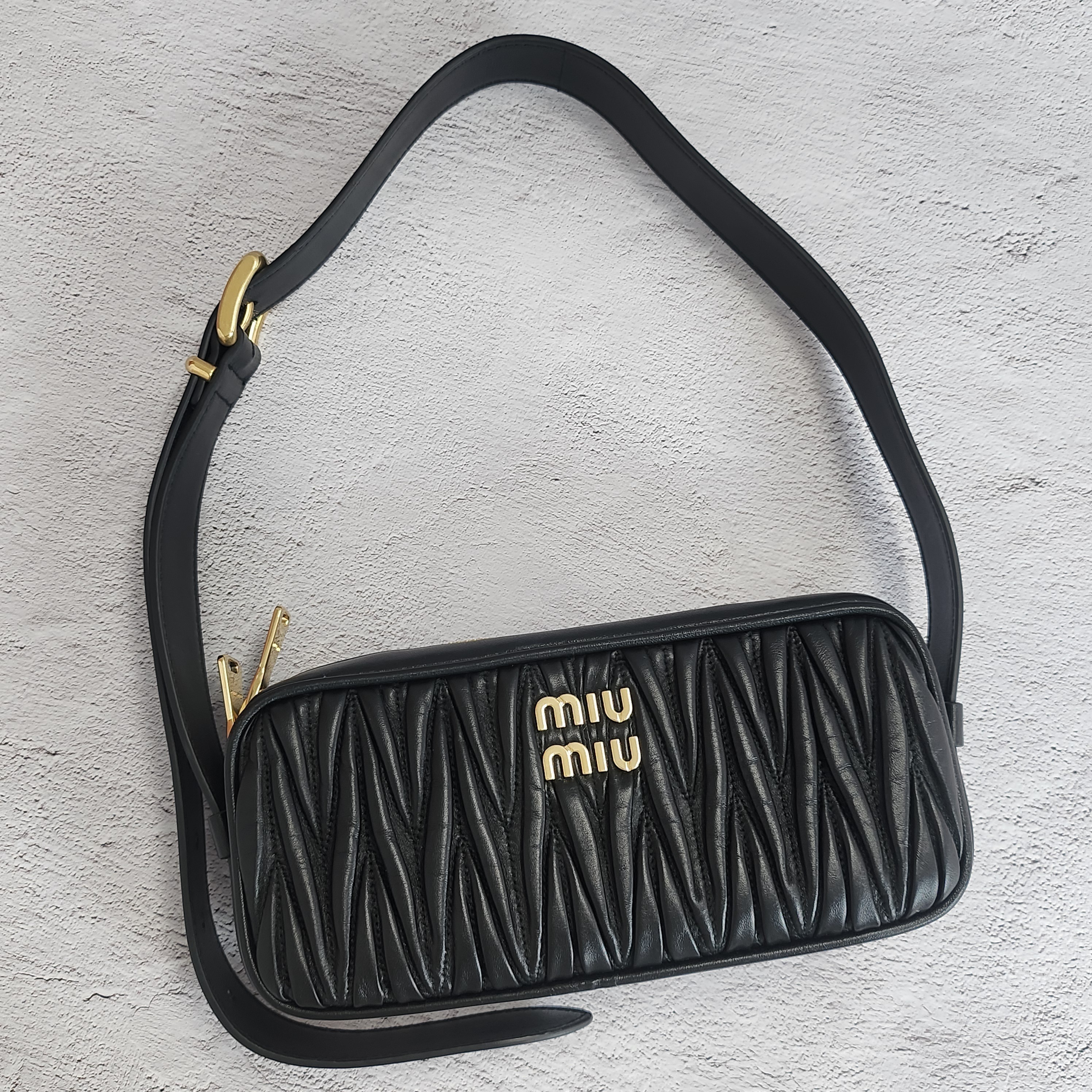 関税込☆MIU MIU☆matelasse マテラッセレザー ショルダーバッグ