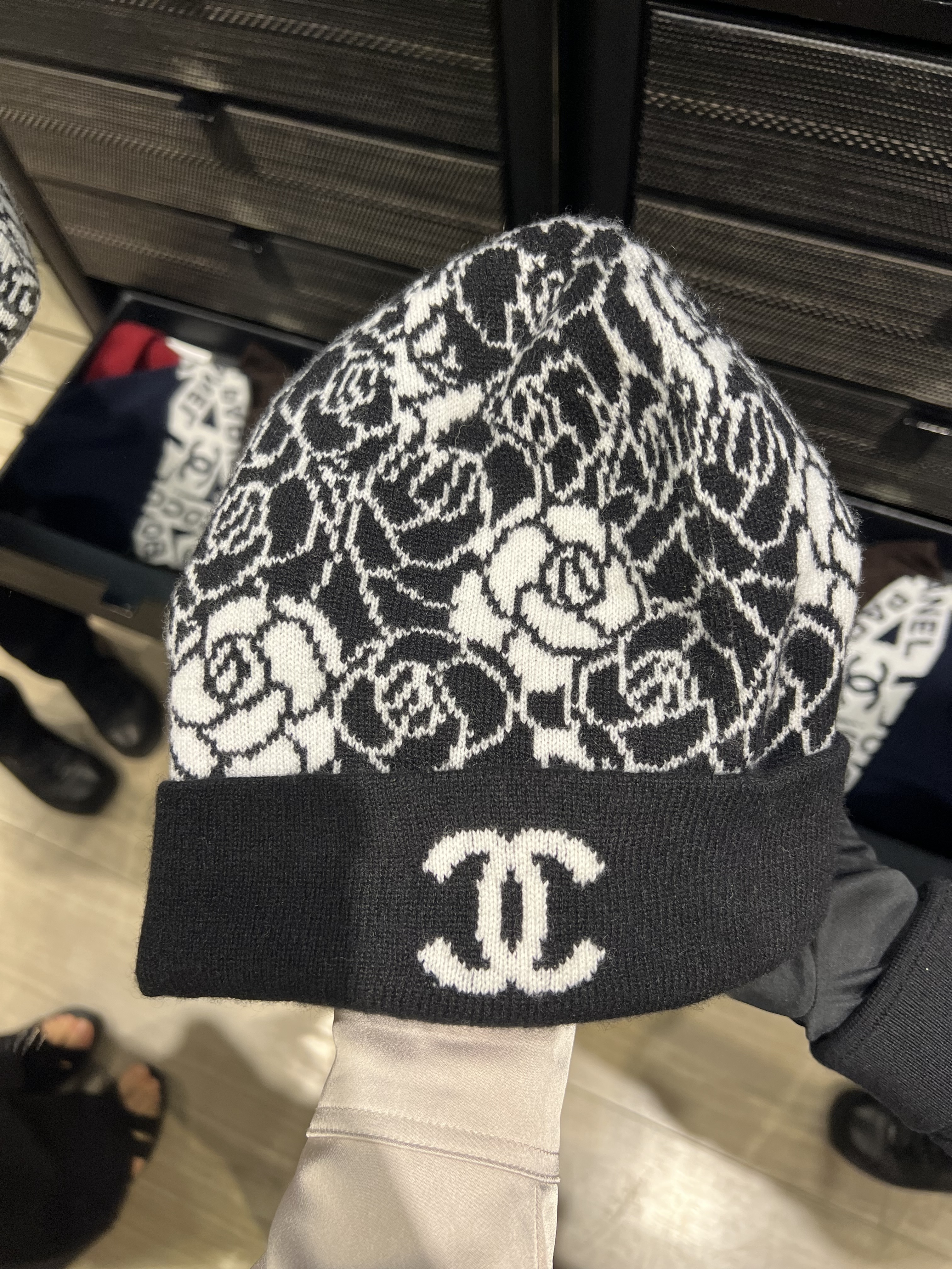 新作CHANEL☆入手困難シャネルニット帽 カメリア 直営1点 (CHANEL