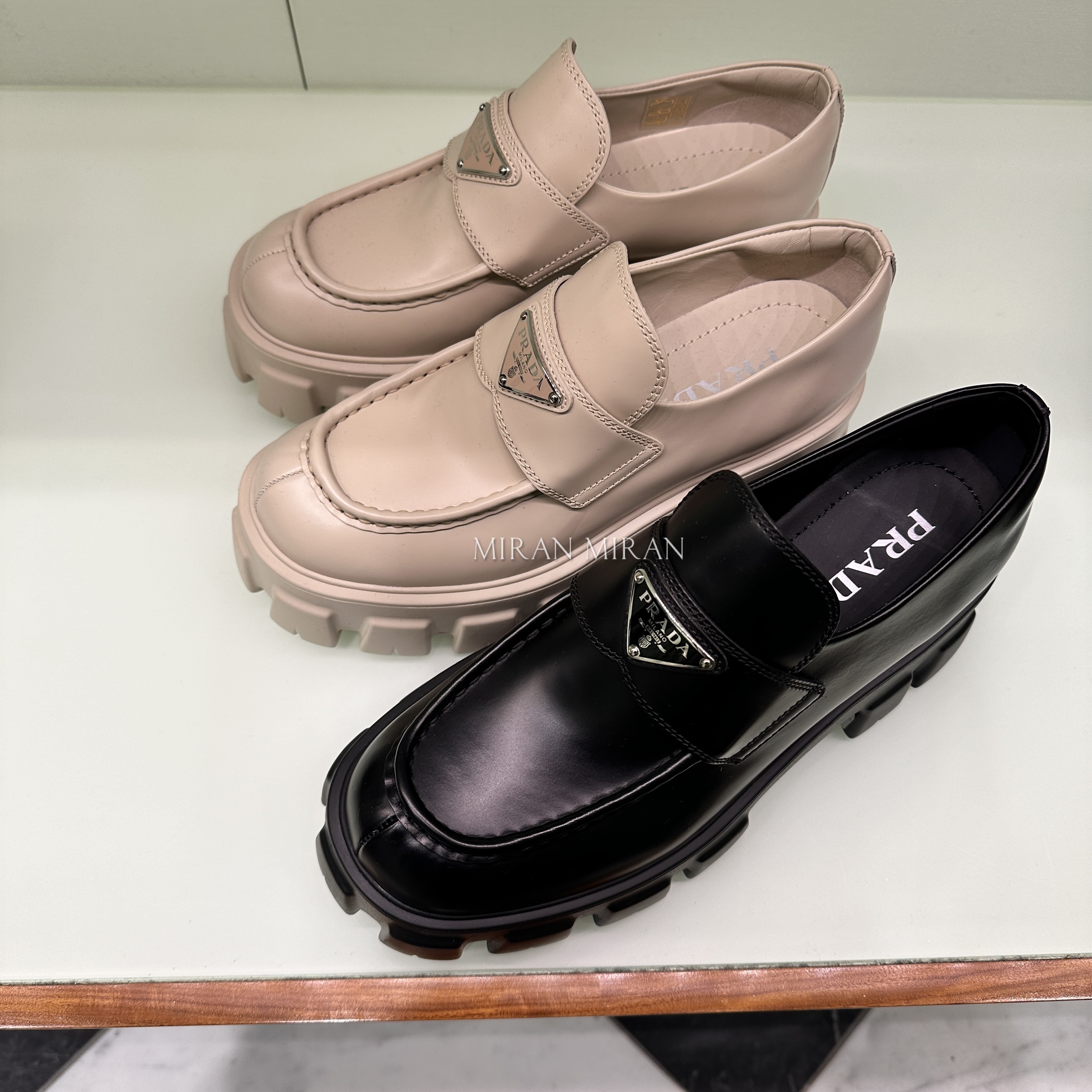 PRADA】プラダ モノリス ブラッシュドレザー ローファー (PRADA