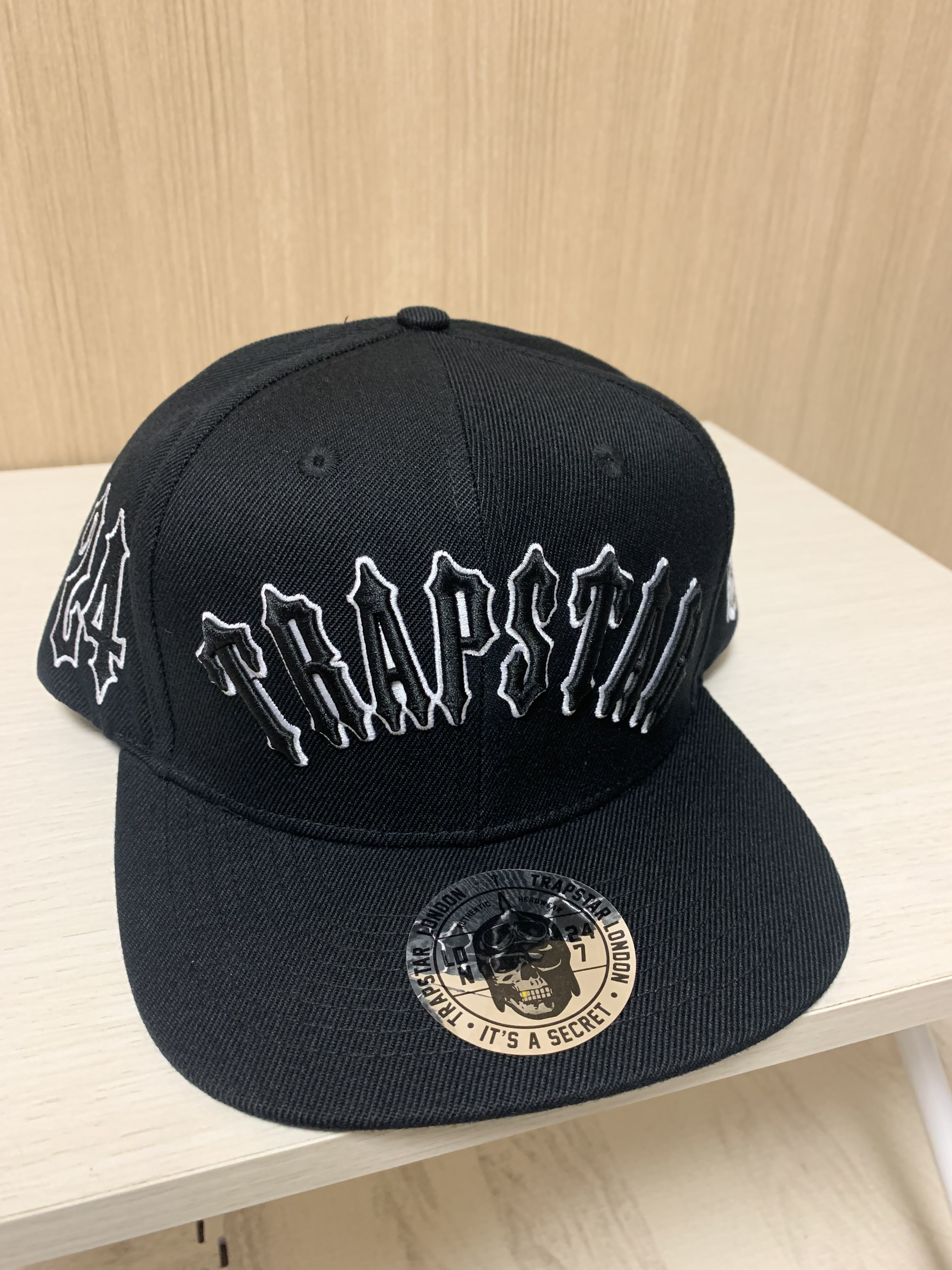 人気商品】Trapstar Irongate Arch Snapback (Trapstar London