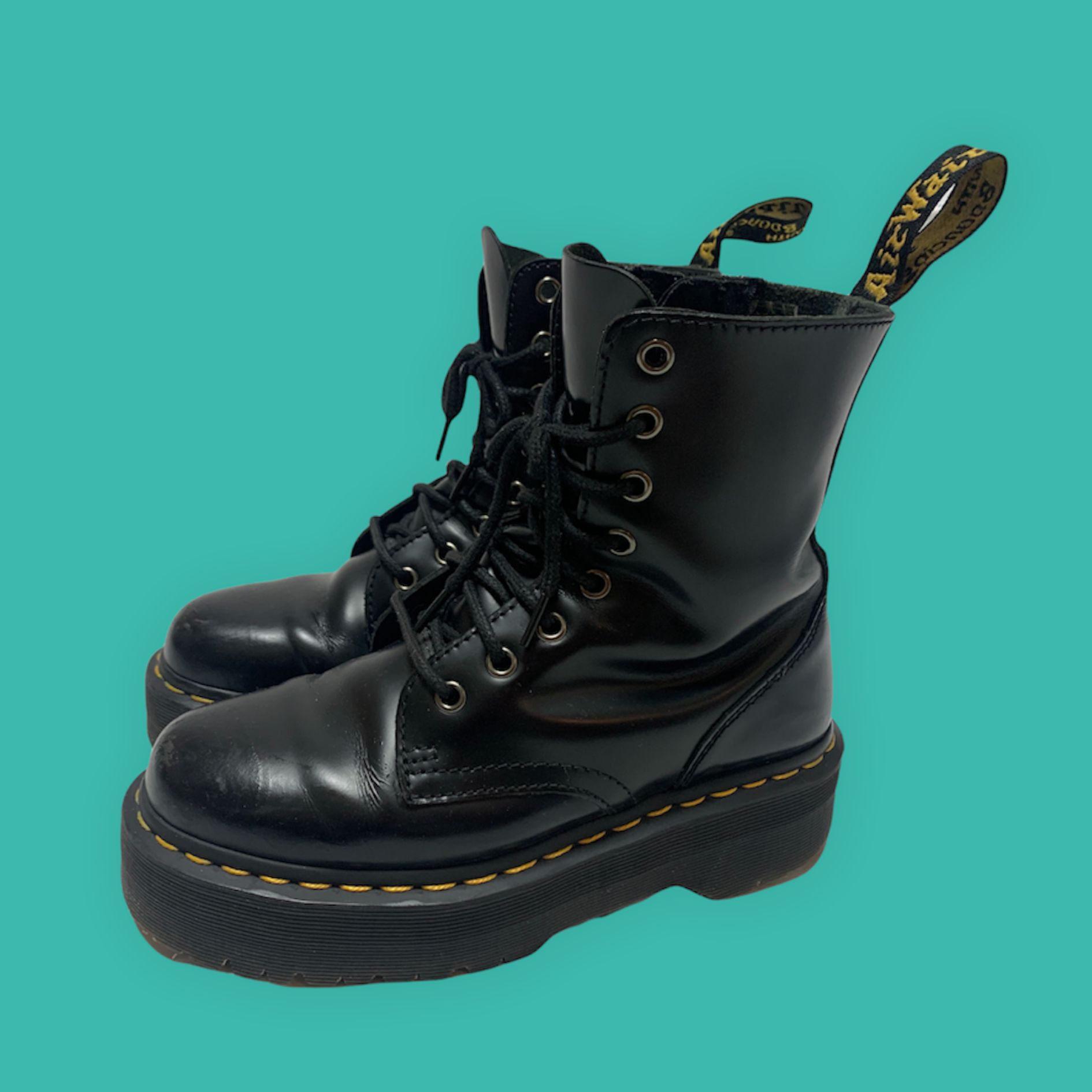 ドクターマーチンの厚底ブーツが気になる！サイズ感レビューまとめ