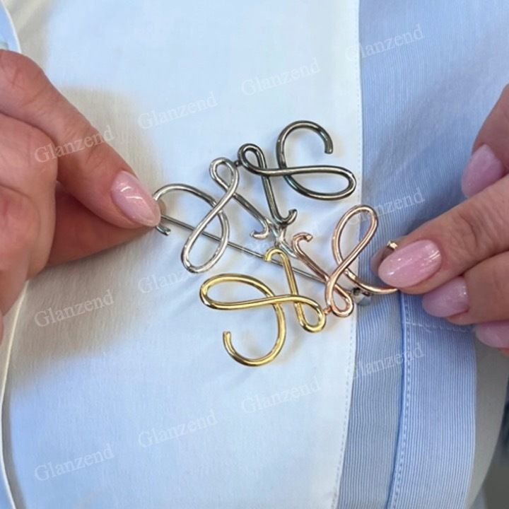 上品可愛さにキュン♡【Loewe】アナグラム ブローチ/メタル (LOEWE