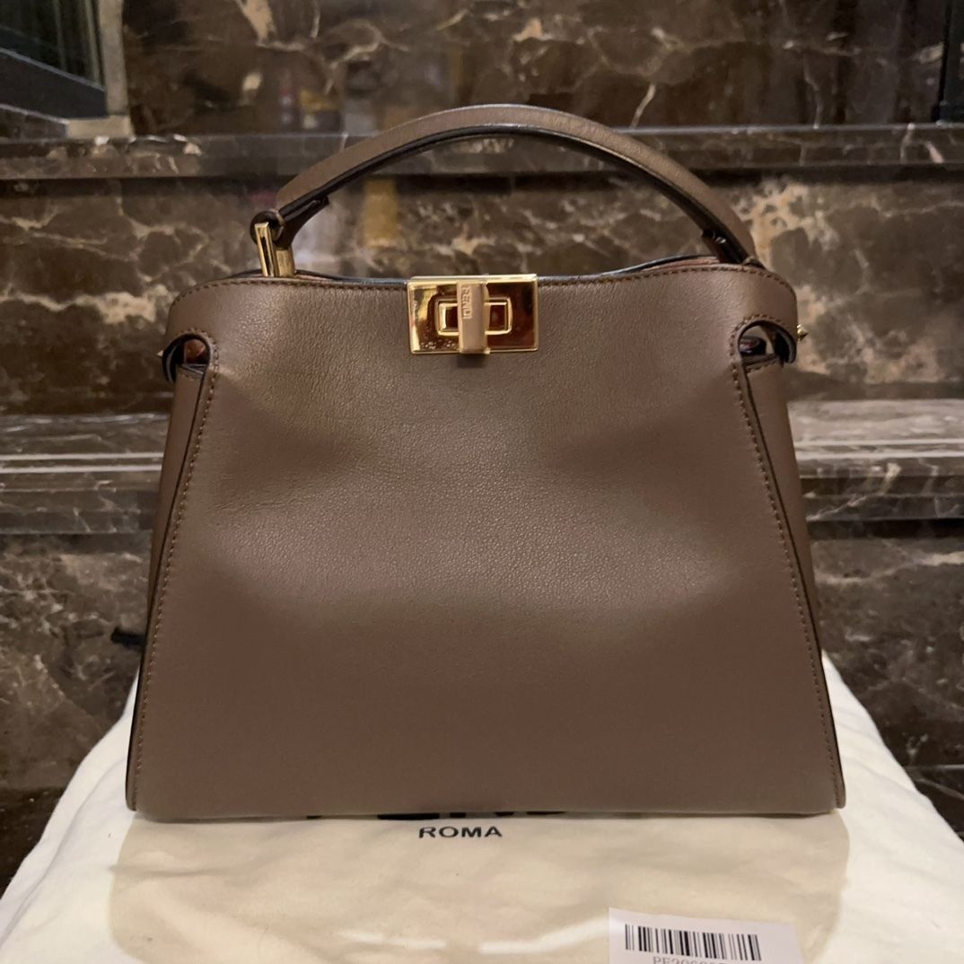 ☆送料込☆FENDI ピーカブー エッセンシャリー ハンドバッグ (FENDI