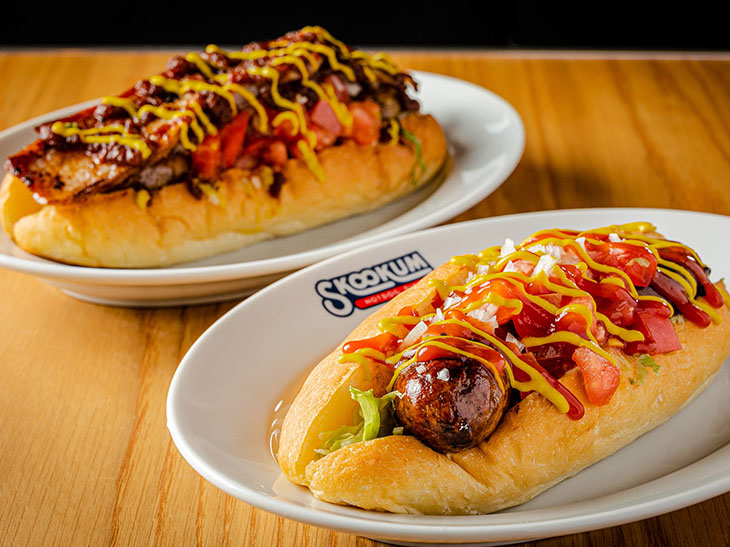 ジャンクフード界の革命児が作るホットドッグ専門店『SKOOKUM HOTDOG