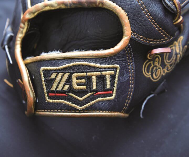 オリックス・小谷野栄一内野手 小指2本設計と2ポケットで打球の強弱に