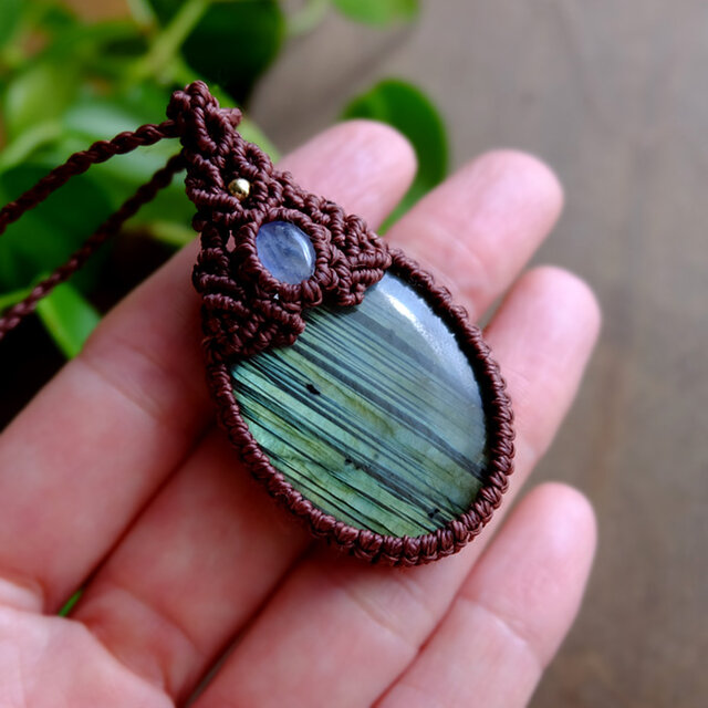 ラブラドライト ストライプ模様（マダガスカル産）・ムーンストーン