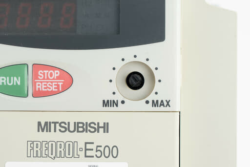 三菱 インバータ FR-E520-3.7K (通電時間136400h) | 保守部品.com