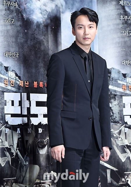 キム・ナムギル、映画「パンドラ」の制作発表会に登場“僕は外見で評価