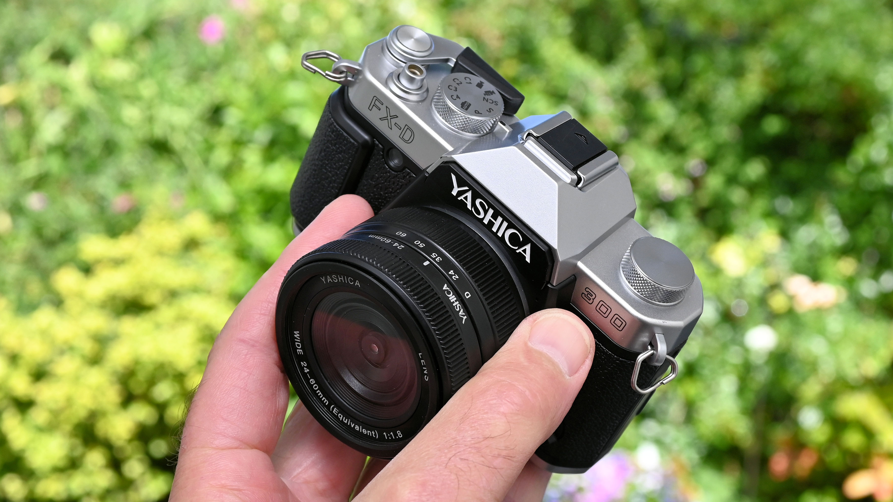 Yashica FX-D 300 hands-on review: a digital camera with a 1970s