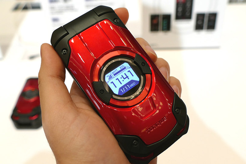 デジタル：ガラケーユーザーは買い替えのチャンス! タフ仕様の折り畳み