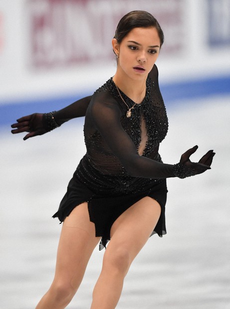 メドベージェワ右手突き上げほえる フィギュア世界選手権 | 毎日新聞