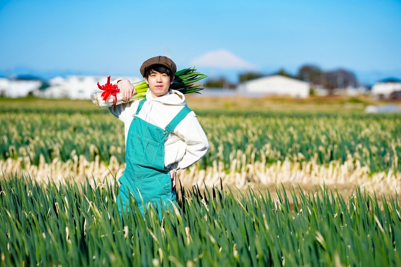 野菜で一番好き…ネギをイメージ 藤井聡太王将、勝者の記念撮影 | 毎日新聞