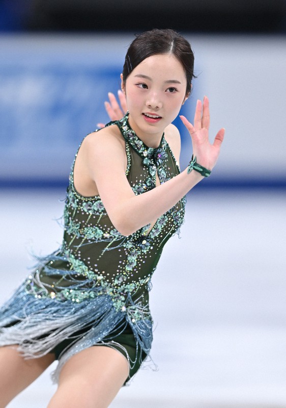 フィギュア・本田真凛さん、人生初の始球式 巨人－ヤクルト戦で | 毎日新聞