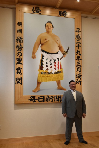 稀勢の里の優勝額、国技館から部屋へ 大相撲初場所前に新旧交換 | 毎日新聞