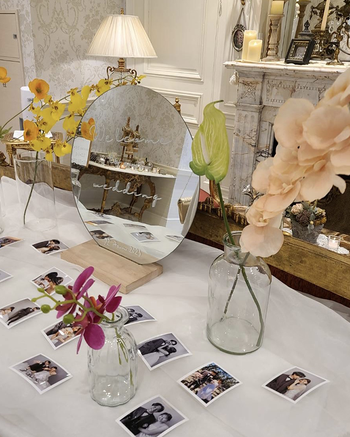 ウエルカム装飾】小瓶×お花をランダムにあしらう最旬装花SNAP｜ゼクシィ