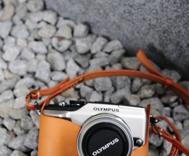 香港 ストラップ付きハンドステッチライトブラウンレザーカメラケース