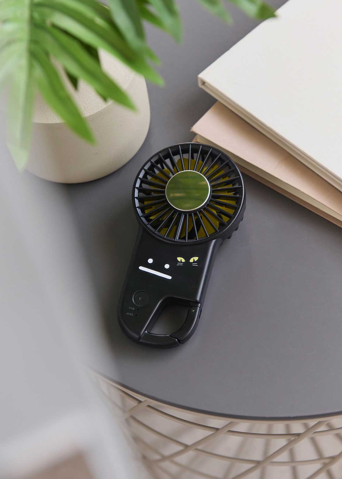 ネコカブリビューティフルシャドー｜冷却プレートハンディファン