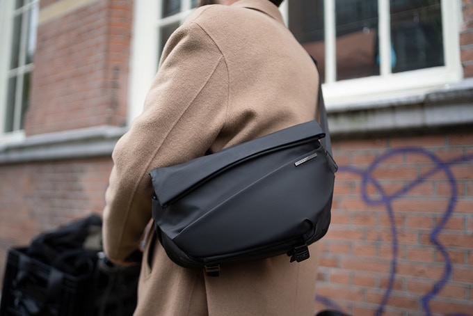 美しいフォルムと機能性の融合。 マグネットで開閉する大容量スリング