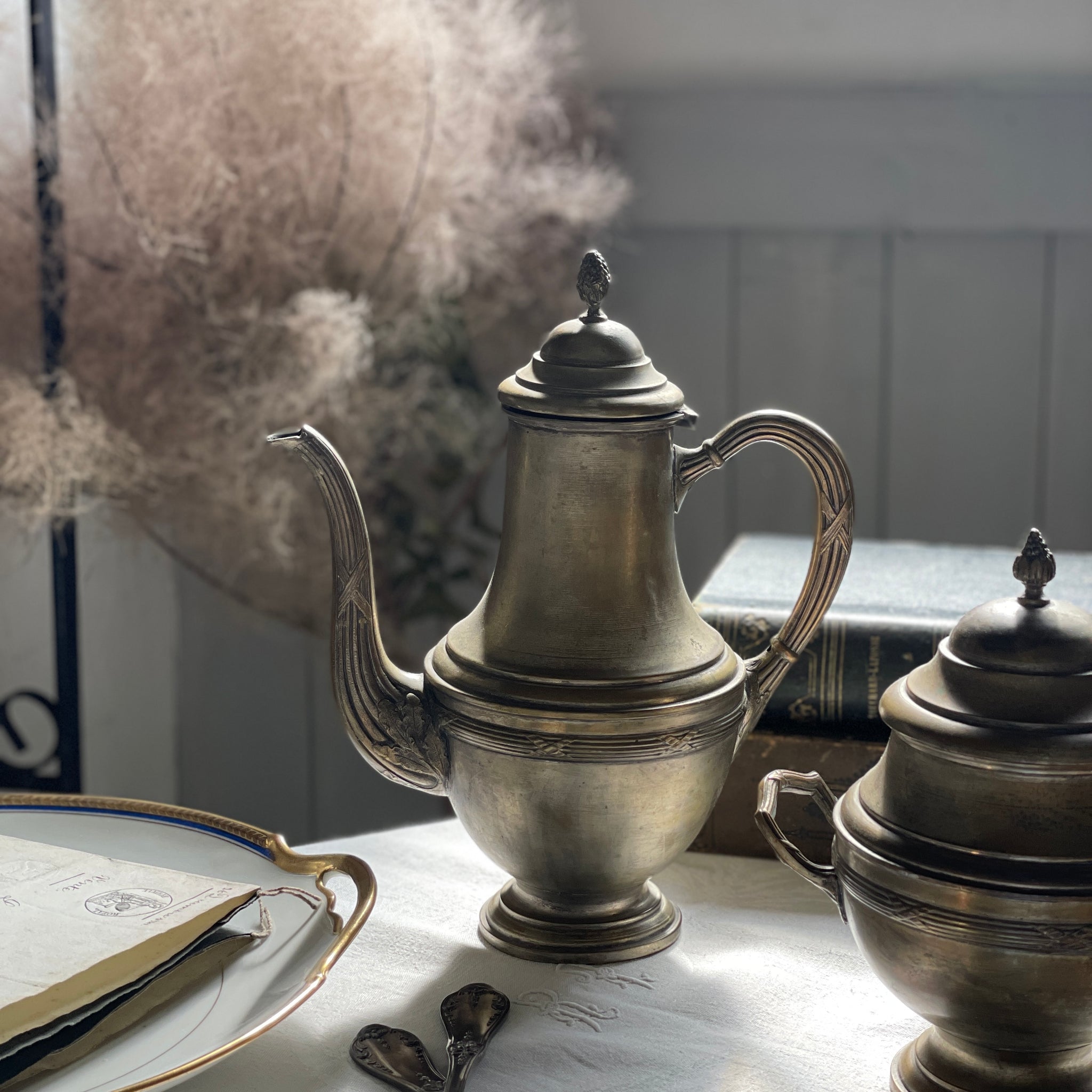 立ち姿も美しいティー（コーヒー）ポット（高さ26cm） フランス