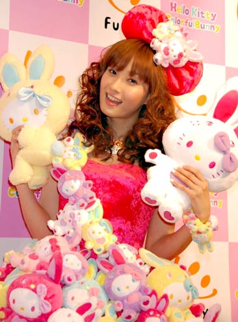 ミキティ、“キティまみれ”ドレスに「人生で1番激しい衣装」 | オリコン