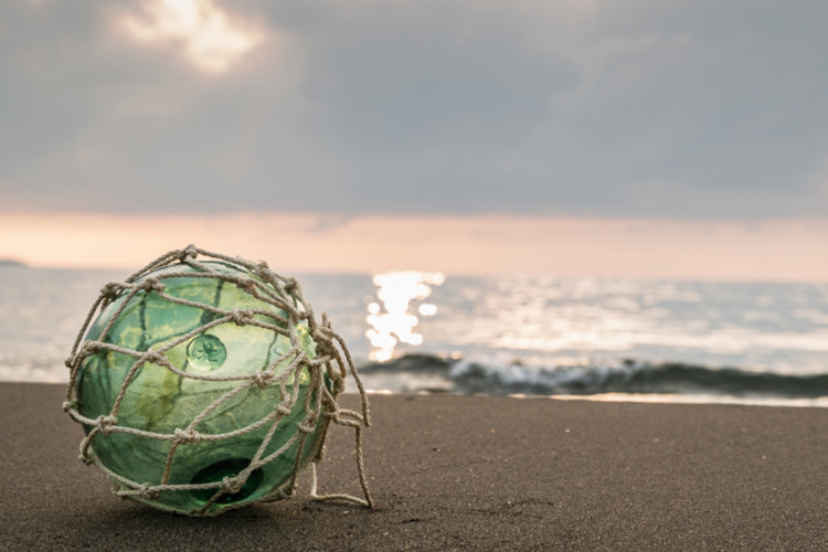漁業用の浮玉を再生。青森のハンドメイドガラス「津軽びいどろ」が話題