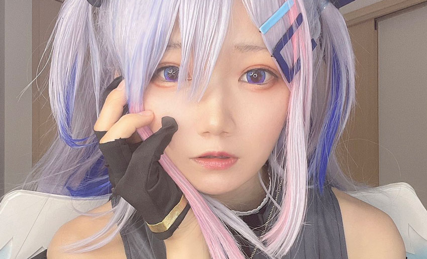 コスプレイヤーマリルリ『ホロライブ』天音かなた、自作の翼と髪飾りで