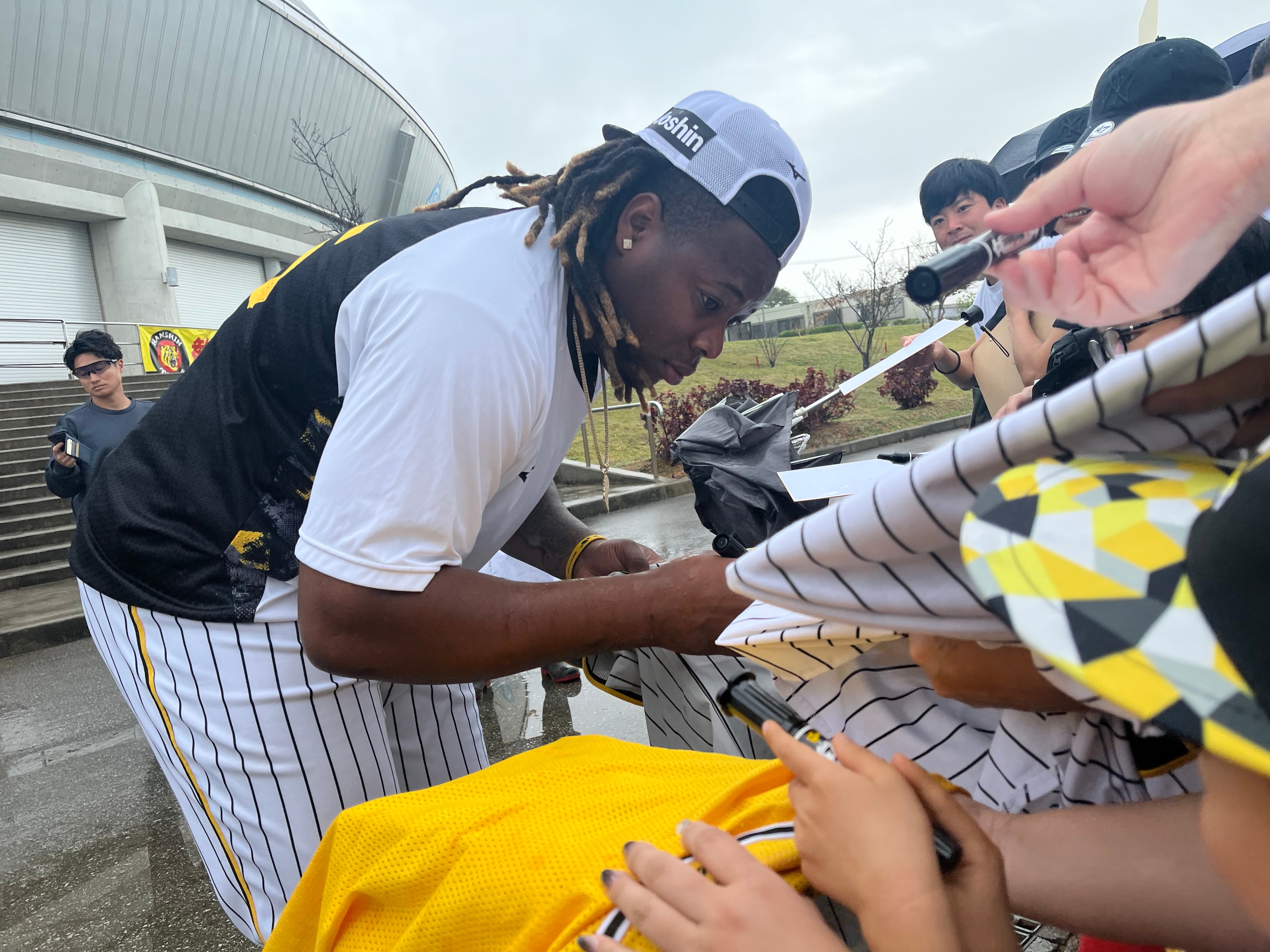 阪神・ミエセス、早朝から即席サイン会 - サンスポ