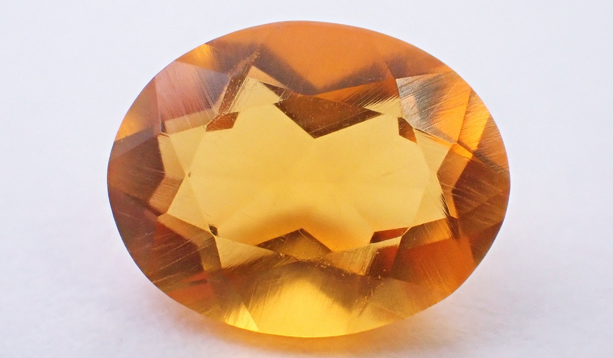 琥珀（アンバー）はどんな宝石？色や種類、価値、お手入れ方法など