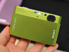 ソニー、厚さ15mmの世界最薄モデル「サイバーショットDSC-T77」
