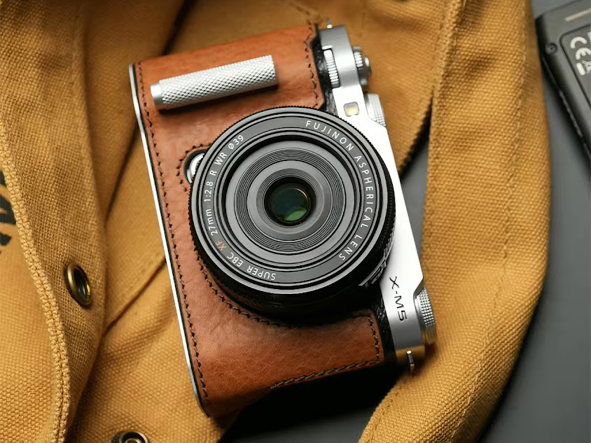 落ち着いた色調の「FUJIFILM X-M5」用レザーボディケース - デジカメ Watch
