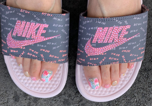 スワロフスキーを使ったサンダル・ベナッシのデコ | デコティアレ