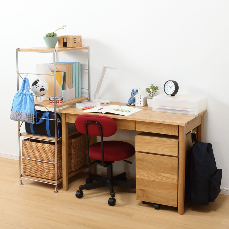 無印良品が足元棚付の「オーク無垢材デスク」発売！従来型と比較して