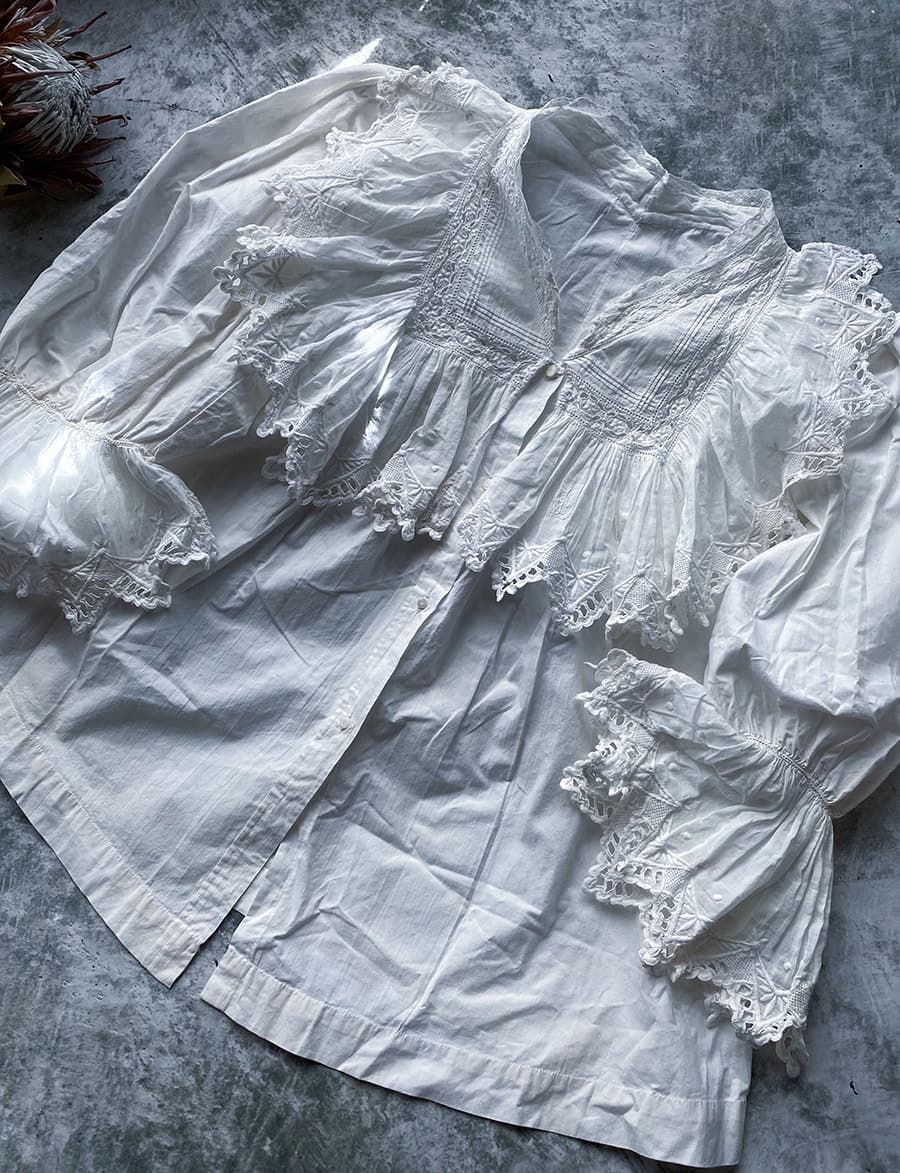 フランスアンティーク コットンフリルモノグラム刺繍レースブラウス À