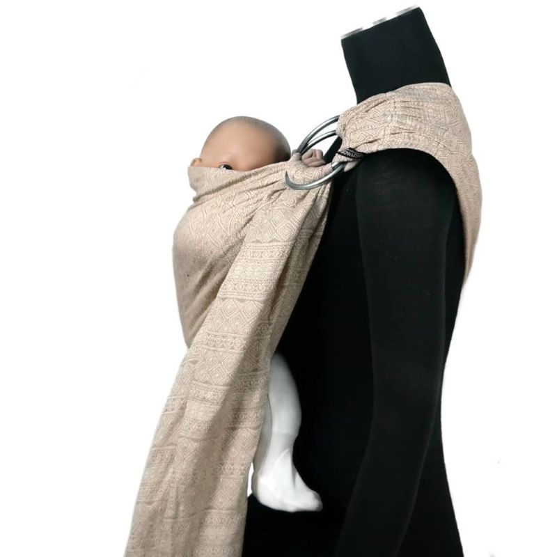 どんな服にも合わせやすい男女兼用向けのスリング。初心者、新生児に