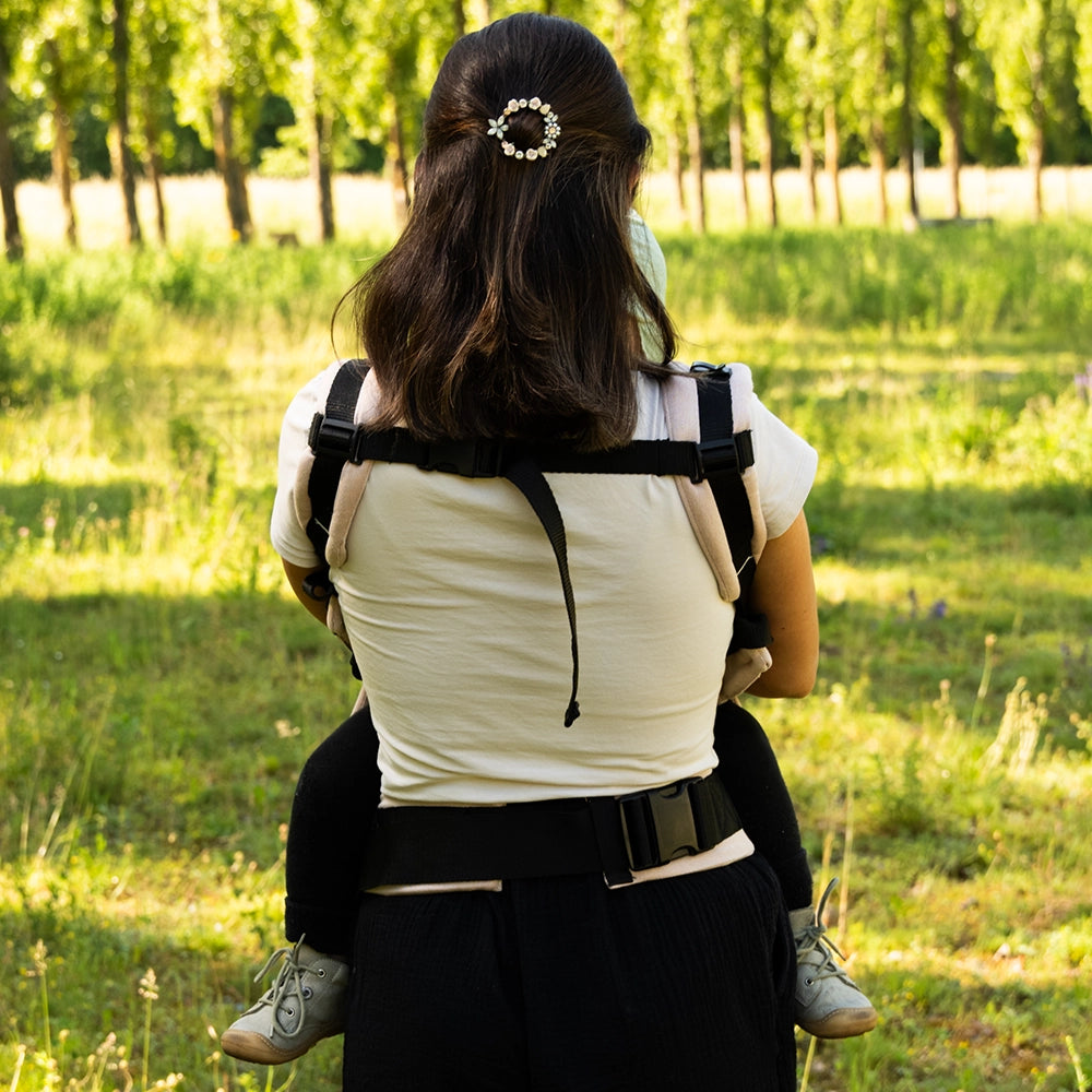小柄なママにもぴったりに小さな力で装着できる抱っこ紐｜ディディモス