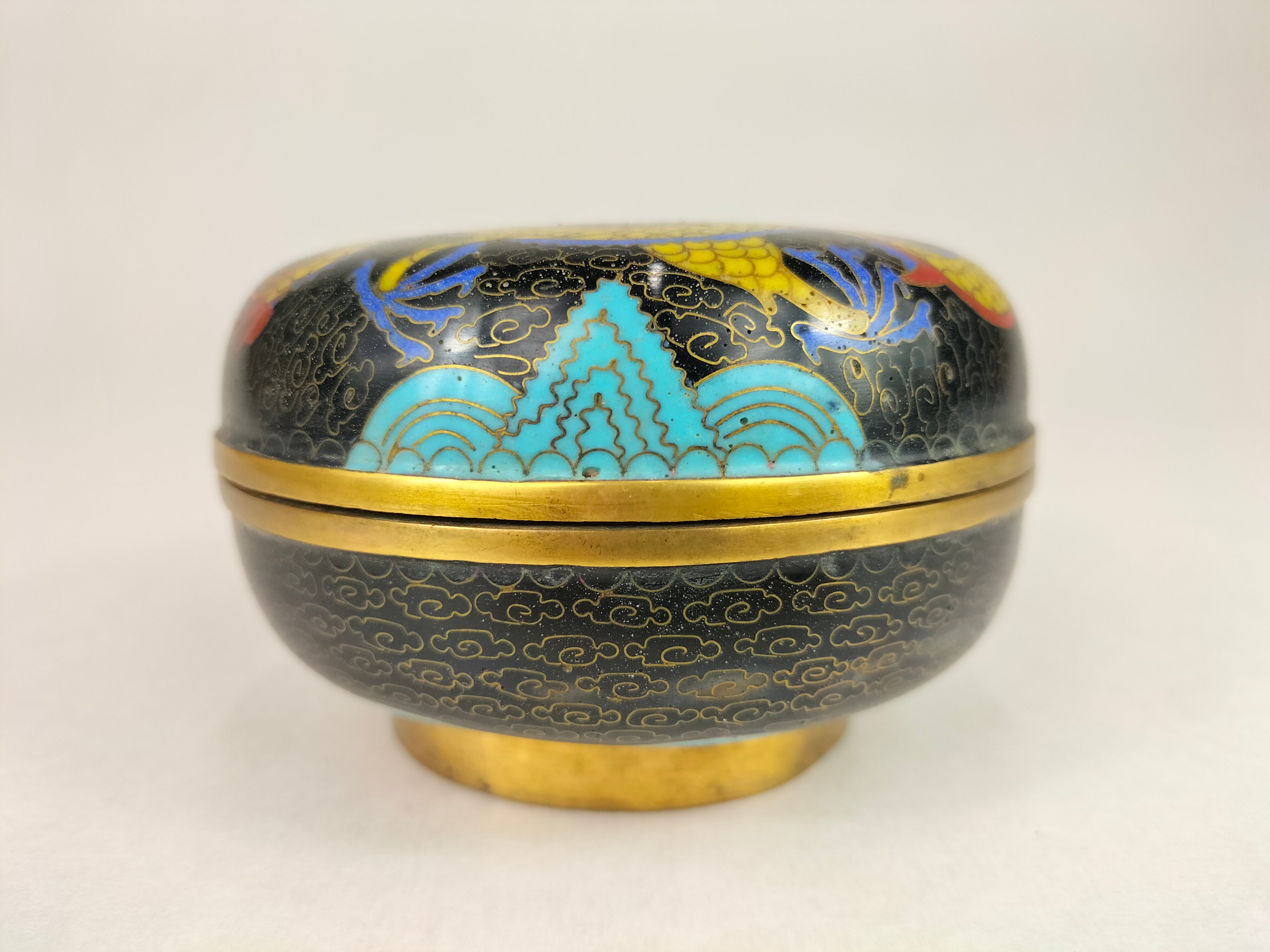 中国景泰蓝带盖盒，饰有帝王龙//民国时期（1912-1949） – Diddenantiques