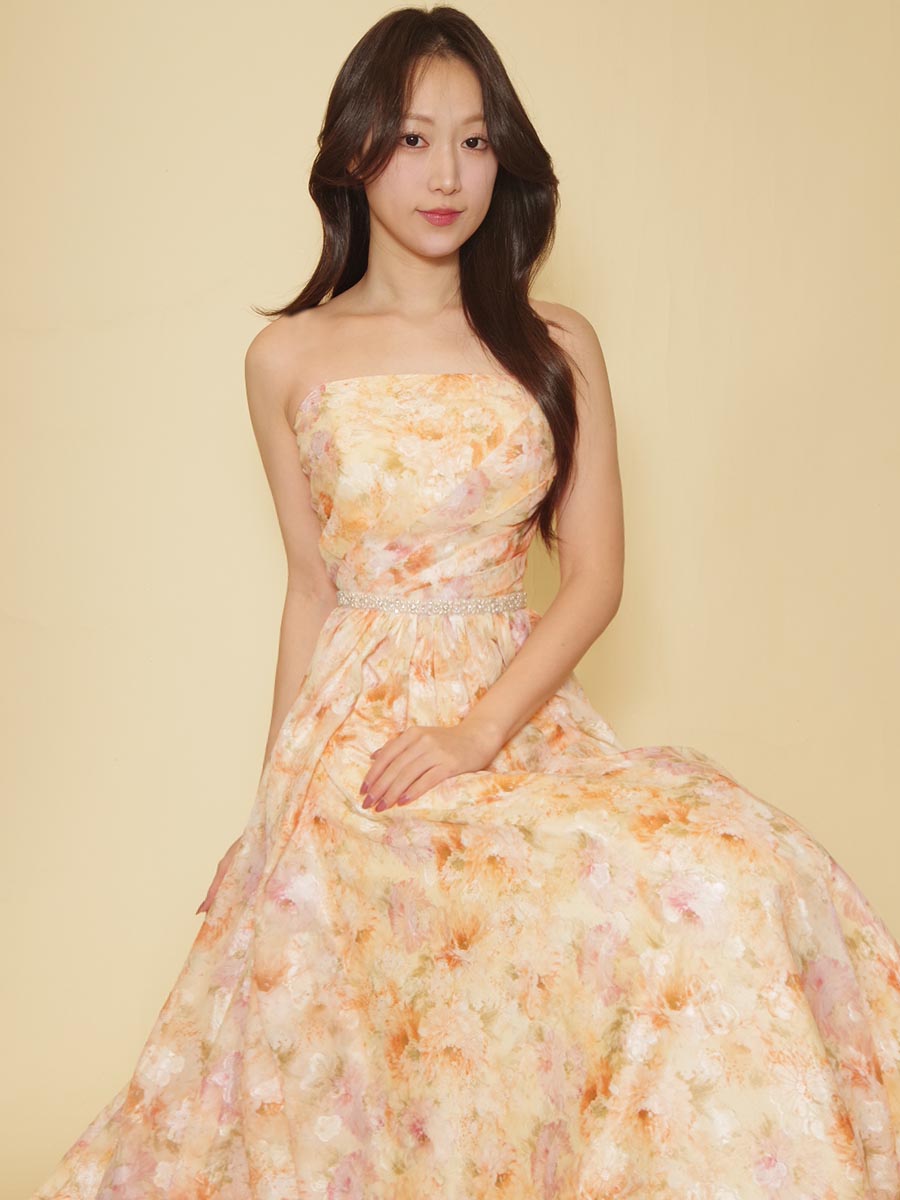 水彩画のようなパステルオレンジの花柄が可愛らしさを演出するステージ