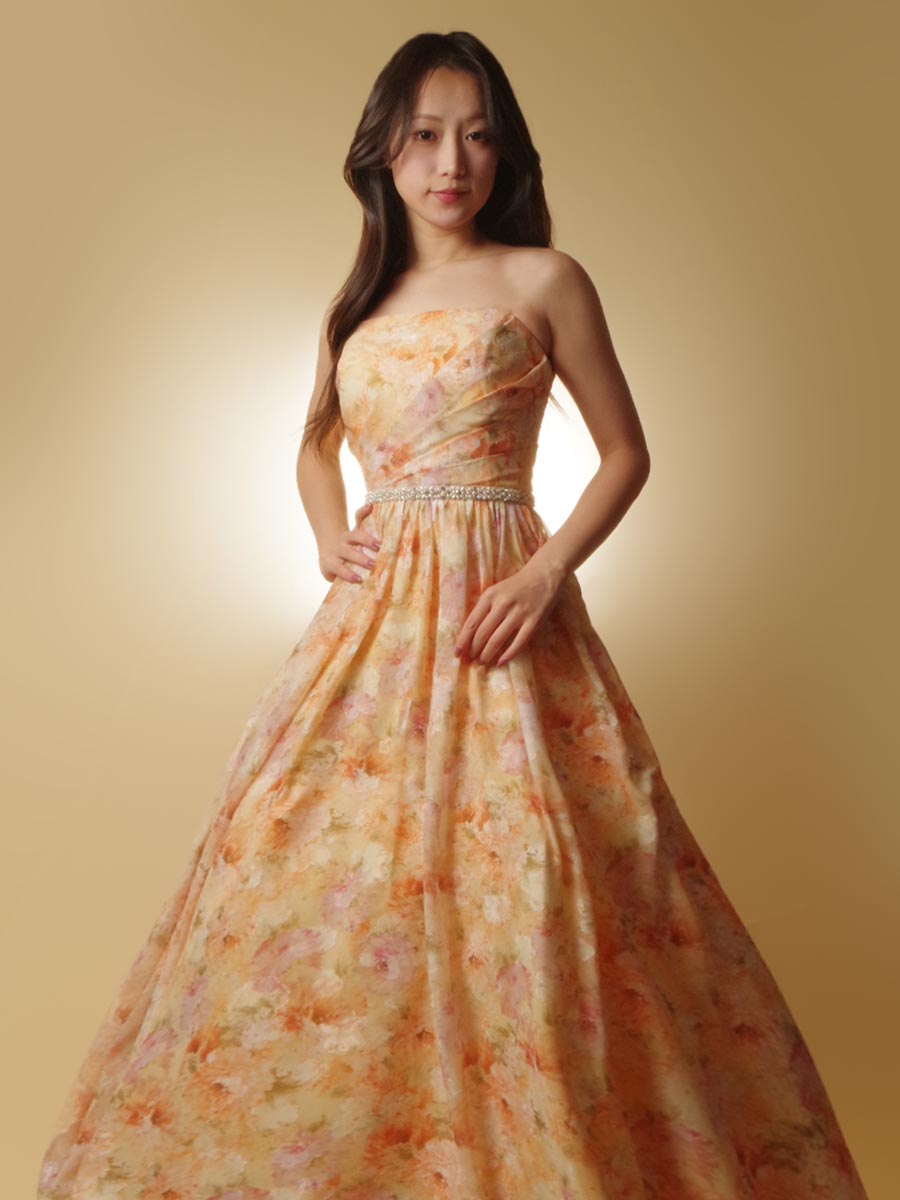 水彩画のようなパステルオレンジの花柄が可愛らしさを演出するステージ